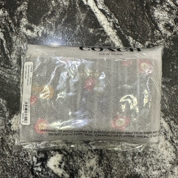 1 NEW Coach Corner Zip Wristlet In Signature Canvas With Ornament Print - Picture 2 of 4